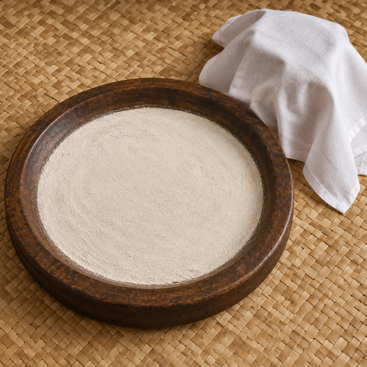 Tablero de madera sobre estera con preparación cubierta para servicio de ebbó